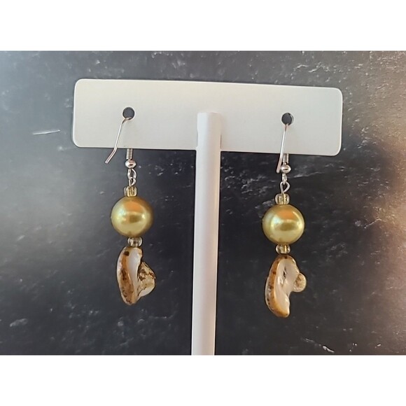 Green And Tan Beaded Shell Dangling Earrings Vintage Costume Jewelry - Picture 4 of 10